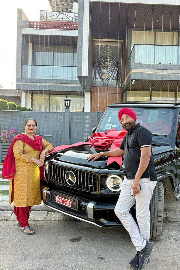 Cricketer_20Arshdeep_20Singh_20purchases_20New_20car_20After_20Returning_20home_20from_20Australia_20tour_20Photos_20_287_29.jpg 4
