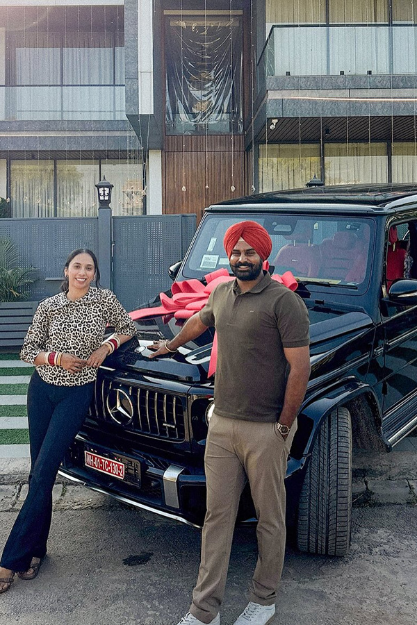 Cricketer_20Arshdeep_20Singh_20purchases_20New_20car_20After_20Returning_20home_20from_20Australia_20tour_20Photos_20_288_29.jpg 5