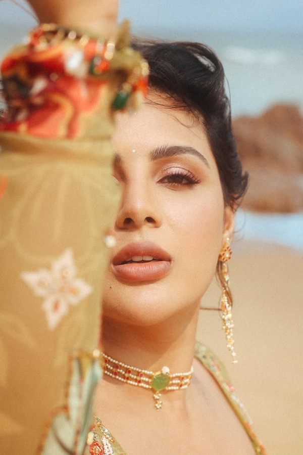 Actress_20Samyuktha_20Menon_20Shared_20Her_20Latest_20Beach_20Photos_20_2810_29.jpg 11