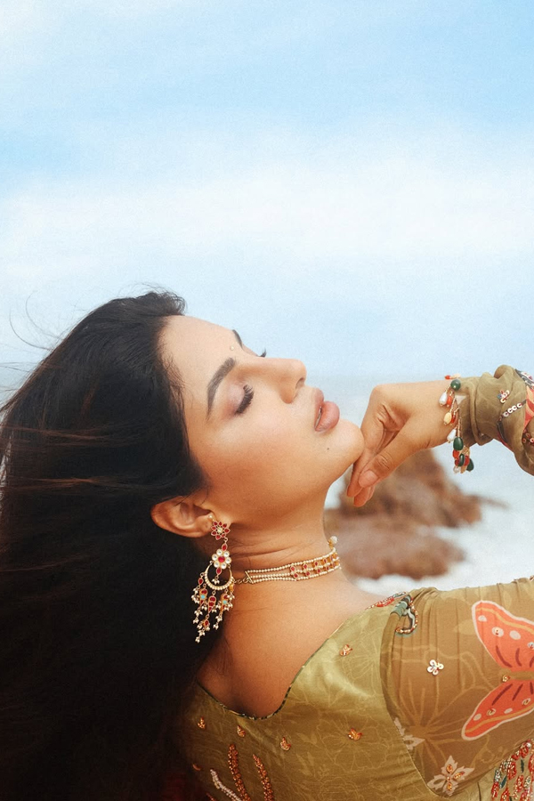 Actress_20Samyuktha_20Menon_20Shared_20Her_20Latest_20Beach_20Photos_20_2811_29.jpg 12