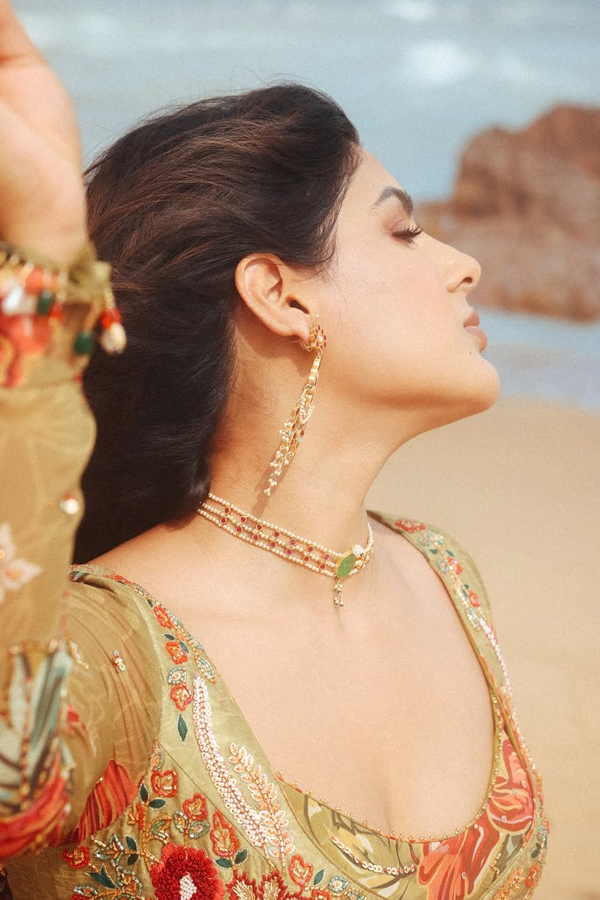 Actress_20Samyuktha_20Menon_20Shared_20Her_20Latest_20Beach_20Photos_20_289_29.jpg 10