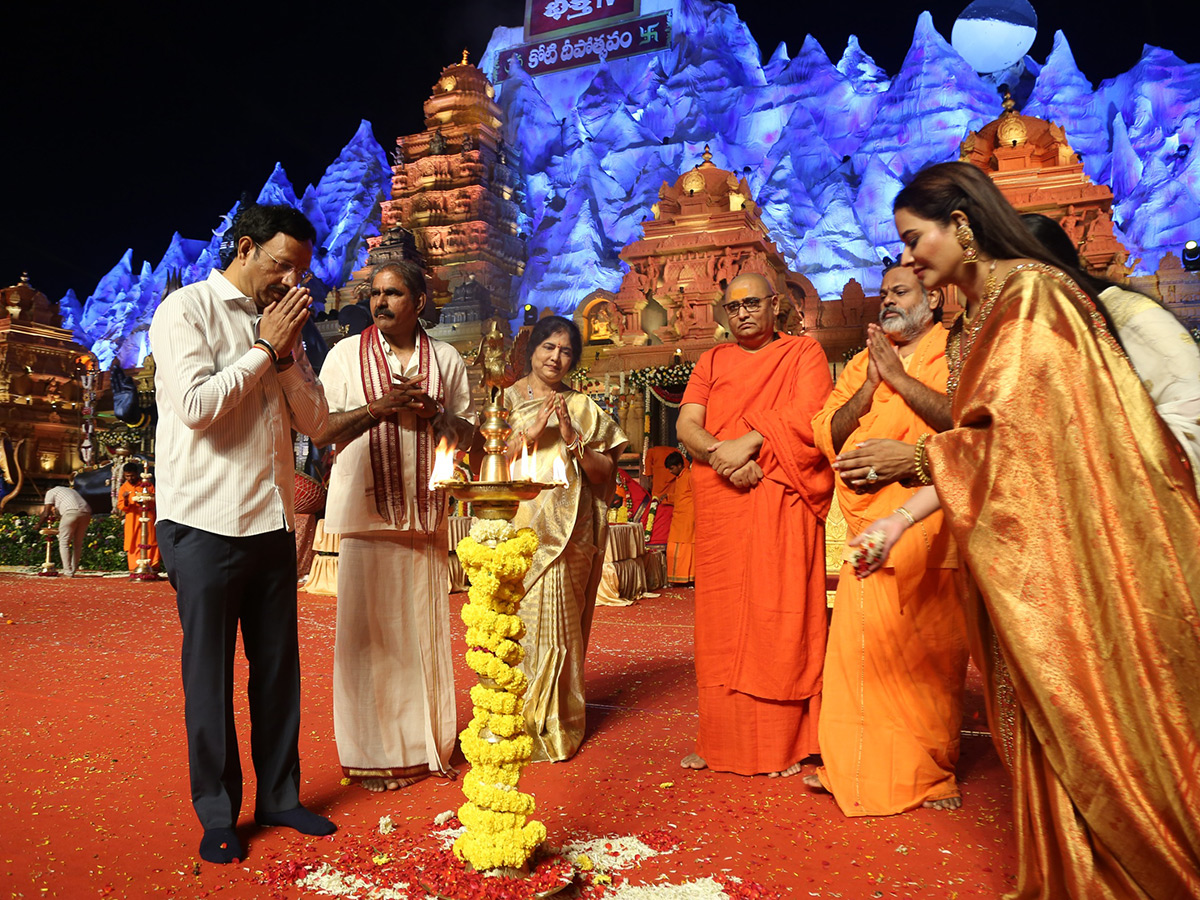 Koti_20Deepotsavam_202025_20in_20Hyderabad_20Photos__20_283_29.jpg 3
