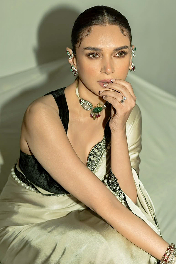 Actress_20Aditi_20Rao_20Hydari_20Latest_20Photos_20_283_29.jpg 4