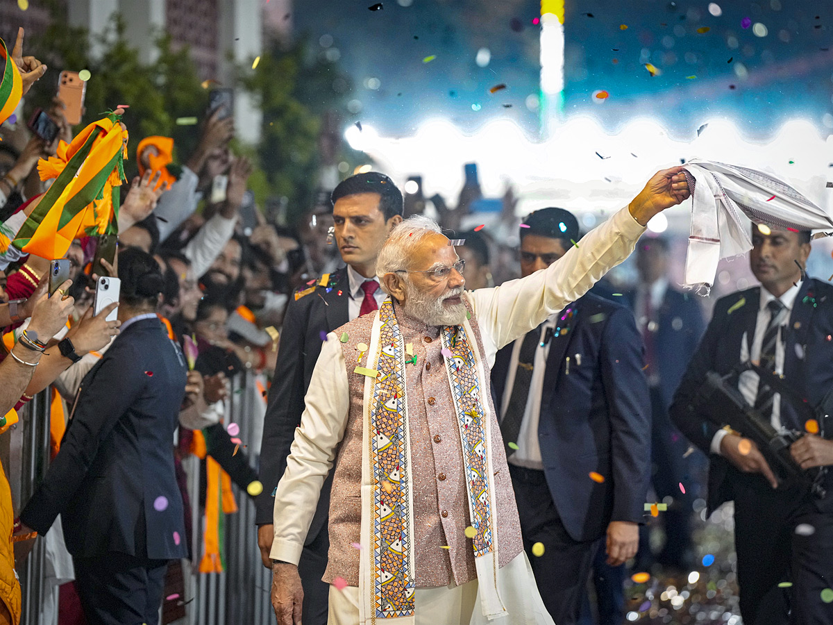 Prime_20Minister_20Narendra_20Modi_20Addresses_20BJP_20HQ_20After_20Bihar_20Election_20Victory_20Photos_20_2810_29.jpg 10