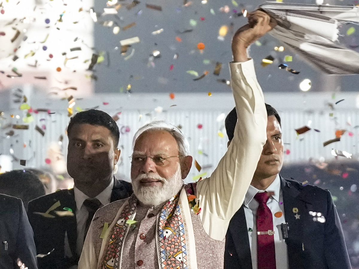 Prime_20Minister_20Narendra_20Modi_20Addresses_20BJP_20HQ_20After_20Bihar_20Election_20Victory_20Photos_20_285_29.jpg 5