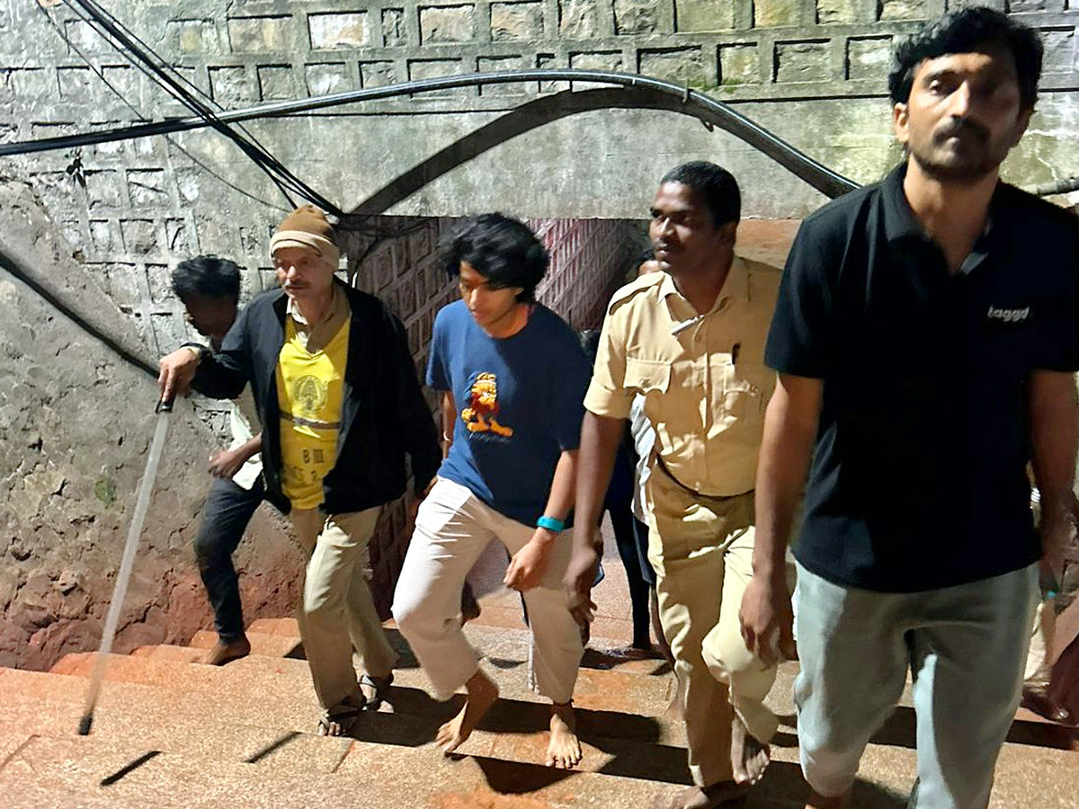 Women_20World_20Cup_20Winner_20Sri_20Charani_20Tirumala_20Foot_20Step_20For_20Lord_20Venkateshwara_20Swamy_20Photos_20_2811_29.jpg 11