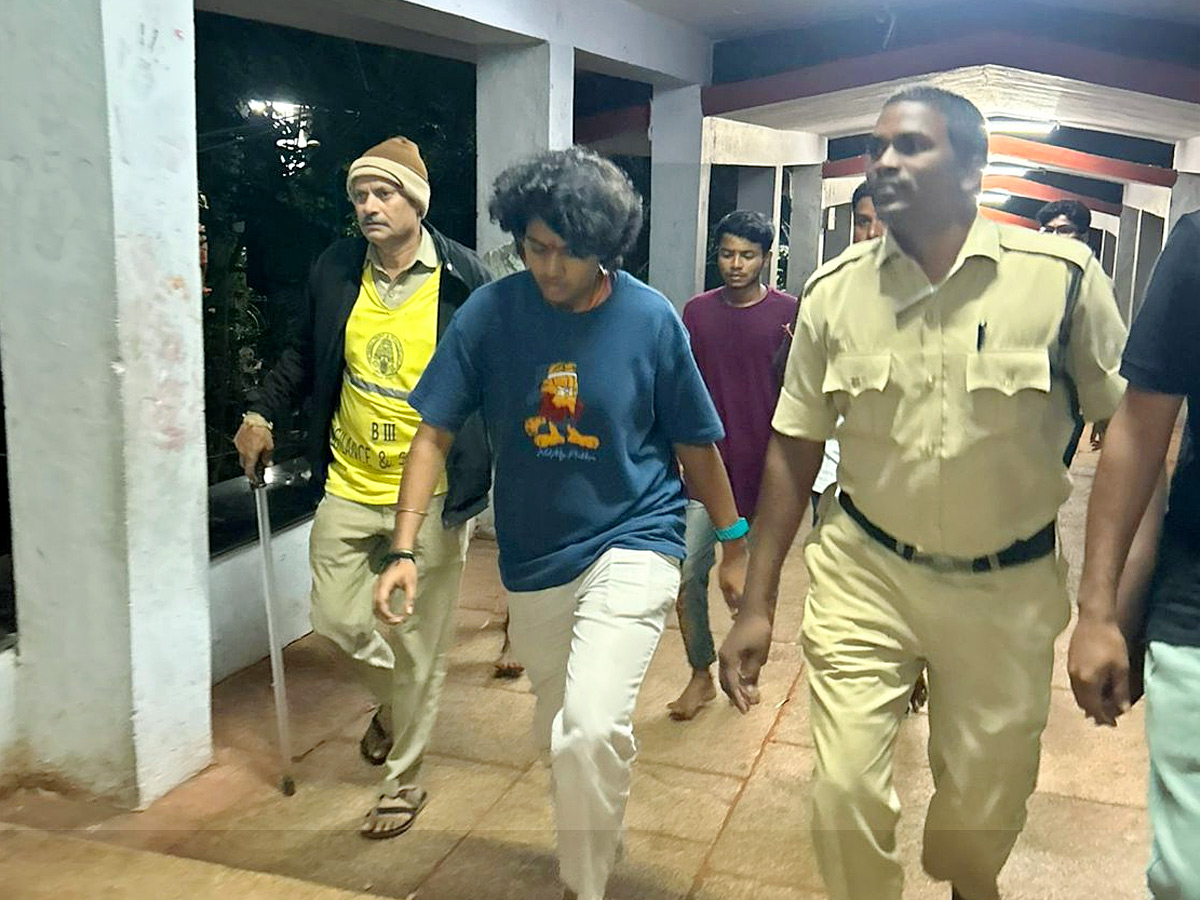 Women_20World_20Cup_20Winner_20Sri_20Charani_20Tirumala_20Foot_20Step_20For_20Lord_20Venkateshwara_20Swamy_20Photos_20_281_29.jpg 2
