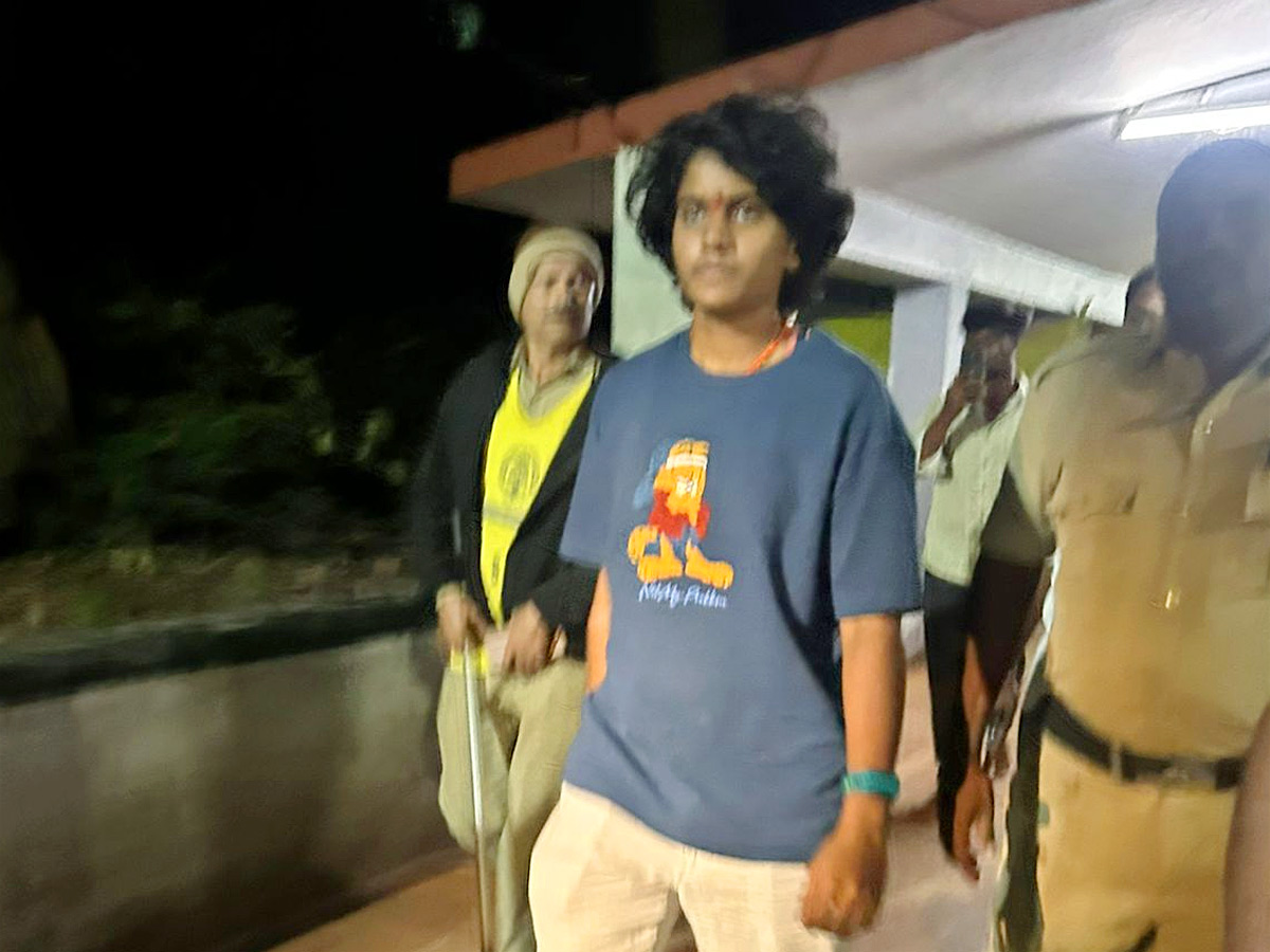 Women_20World_20Cup_20Winner_20Sri_20Charani_20Tirumala_20Foot_20Step_20For_20Lord_20Venkateshwara_20Swamy_20Photos_20_289_29.jpg 9