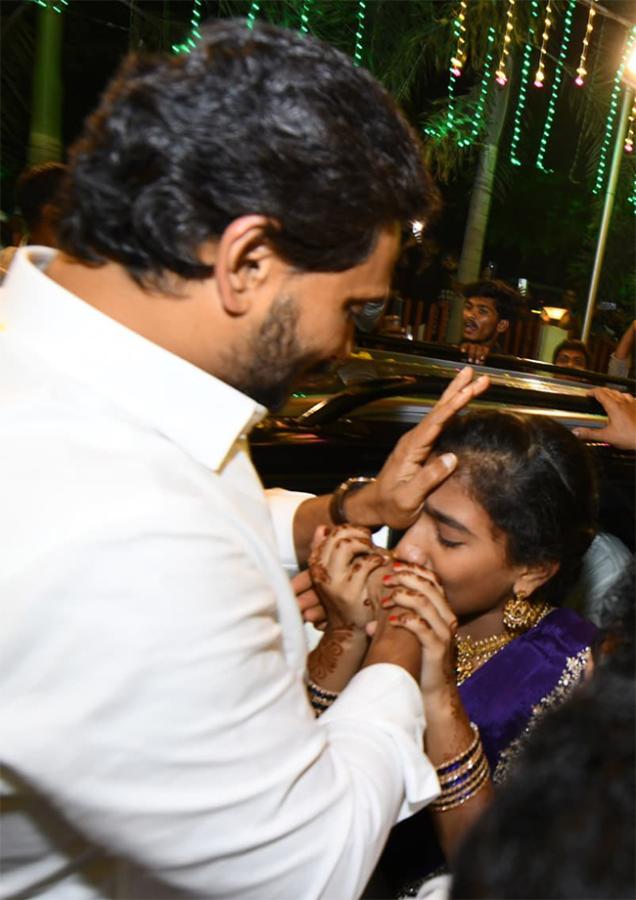 YS_20Jagan_20Attends_20Mangunuru_20Konda_20Reddy_20Daughter_20Wedding__20_2810_29.jpg 10
