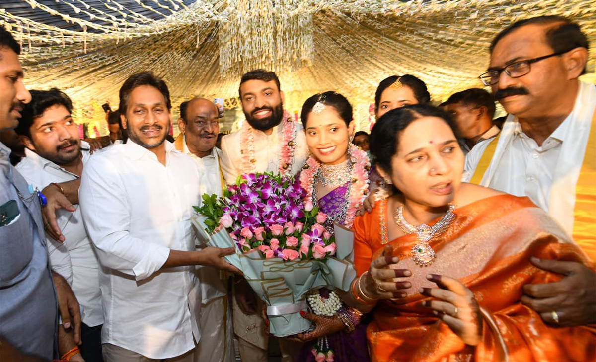 YS_20Jagan_20Attends_20Mangunuru_20Konda_20Reddy_20Daughter_20Wedding__20_2812_29.jpg 12