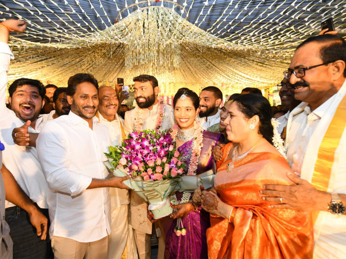 YS_20Jagan_20Attends_20Mangunuru_20Konda_20Reddy_20Daughter_20Wedding__20_282_29.jpg 3