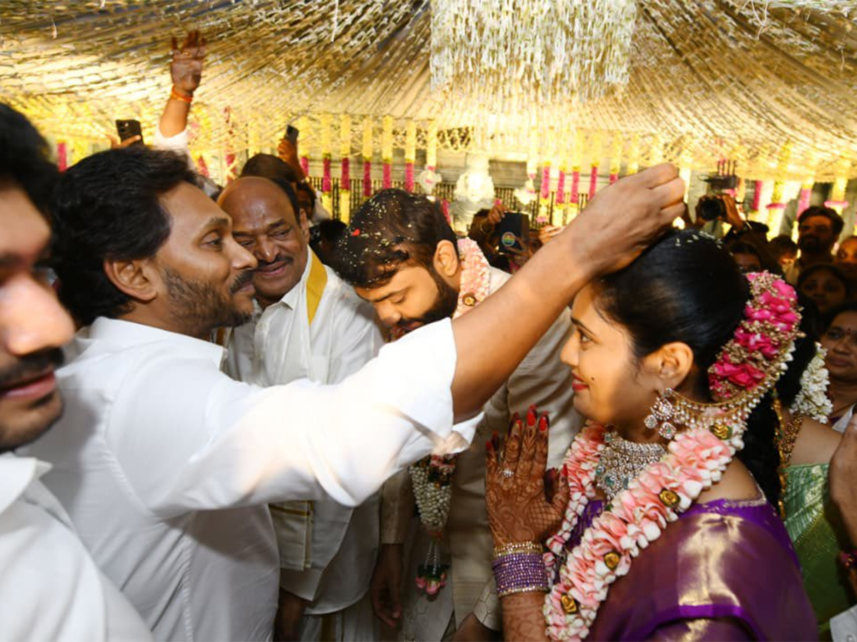 YS_20Jagan_20Attends_20Mangunuru_20Konda_20Reddy_20Daughter_20Wedding__20_283_29.jpg 4
