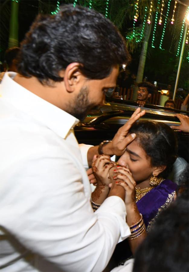 YS_20Jagan_20Attends_20Mangunuru_20Konda_20Reddy_20Daughter_20Wedding__20_289_29.jpg 9