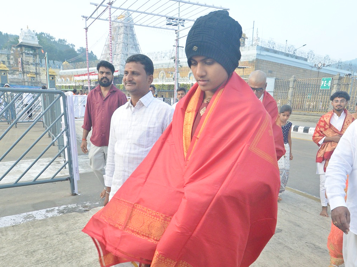 Indian_20Cricketer_20Shree_20Charani_20Visits_20Tirumala_20Temple_20With_20Her_20Family_20Photos_20_2811_29.jpg 11