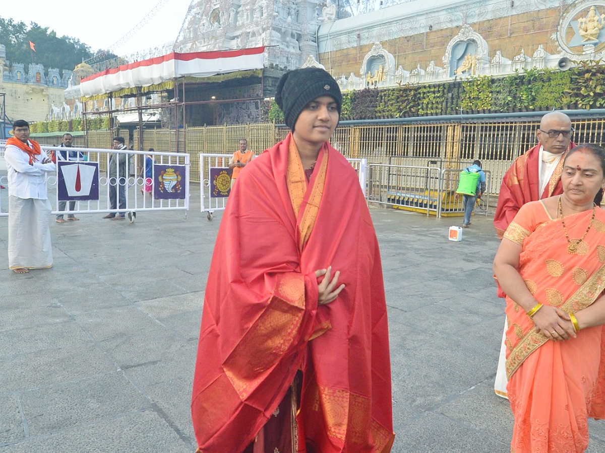 Indian_20Cricketer_20Shree_20Charani_20Visits_20Tirumala_20Temple_20With_20Her_20Family_20Photos_20_286_29.jpg 6