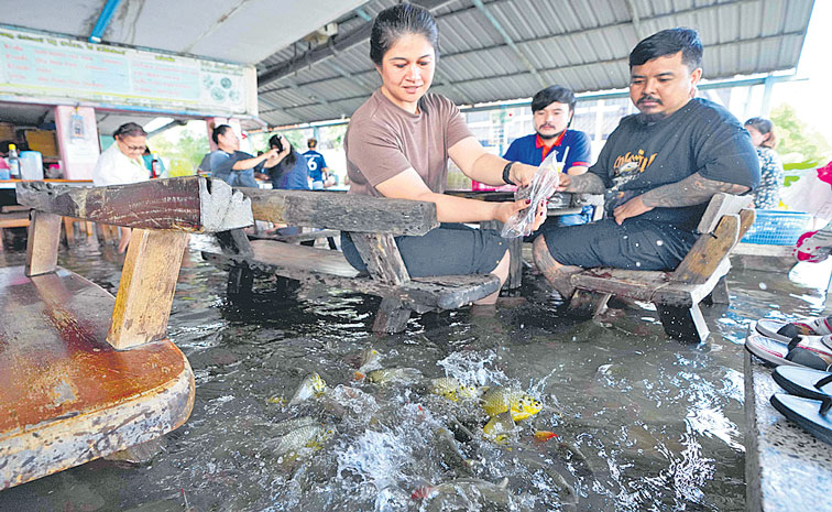 THAILAND-FLOODED-R.jpg