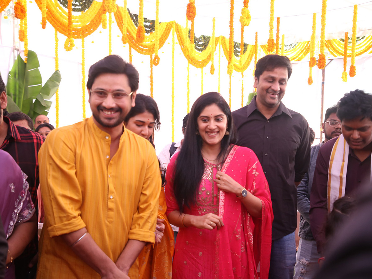Raj_20Tarun_20New_20Movie_20Tortoise_20Grand_20Pooja_20Ceremony__20_2810_29.jpg 10
