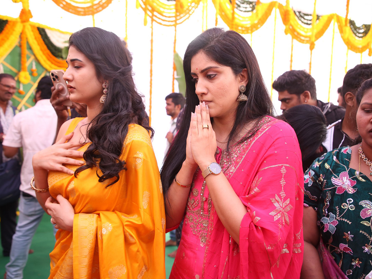 Raj_20Tarun_20New_20Movie_20Tortoise_20Grand_20Pooja_20Ceremony__20_2812_29.jpg 12