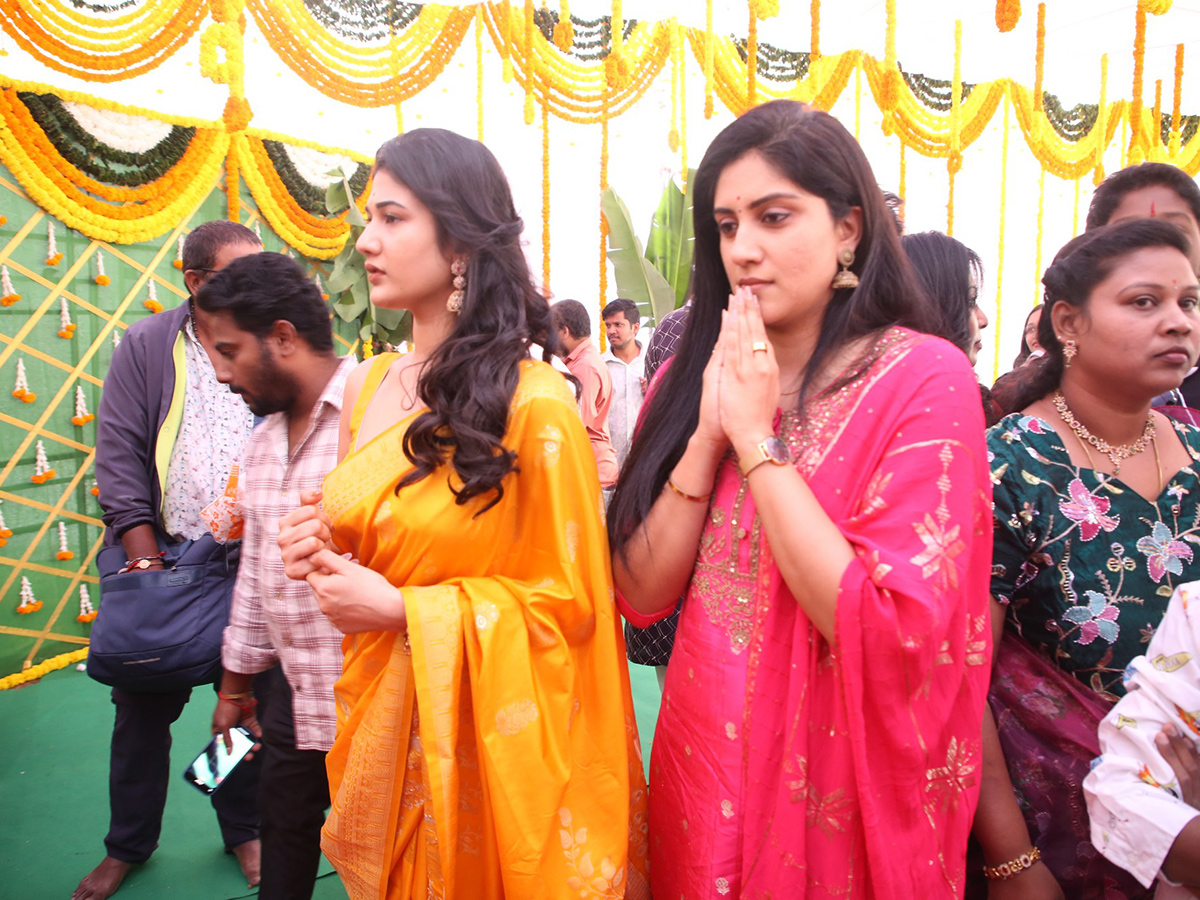 Raj_20Tarun_20New_20Movie_20Tortoise_20Grand_20Pooja_20Ceremony__20_2816_29.jpg 16