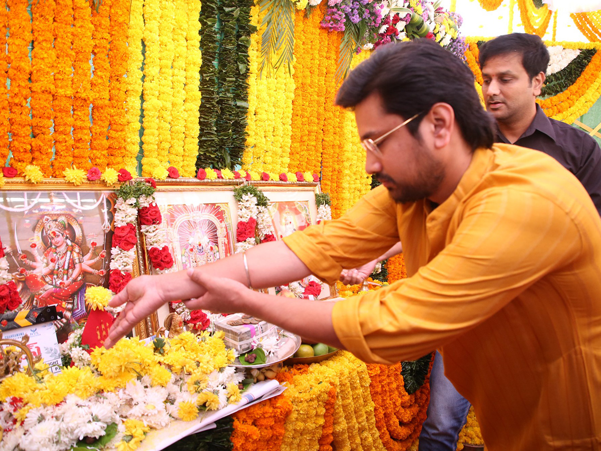 Raj_20Tarun_20New_20Movie_20Tortoise_20Grand_20Pooja_20Ceremony__20_289_29.jpg 9