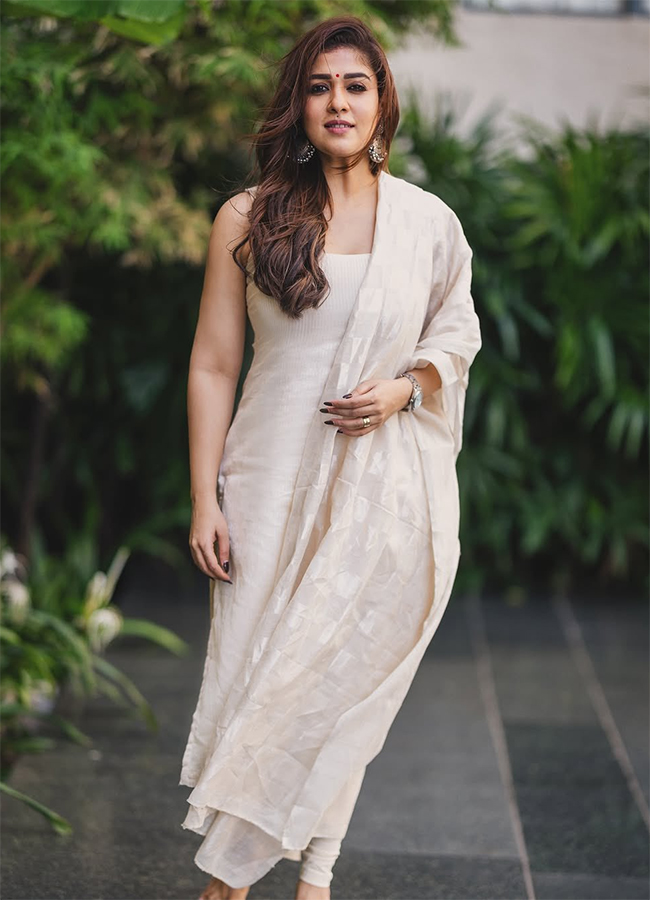 Tollywood_20Actress_20Nayanthara_20Birthday_20Special_20Photos_20HD__20_2812_29_0.jpg 12