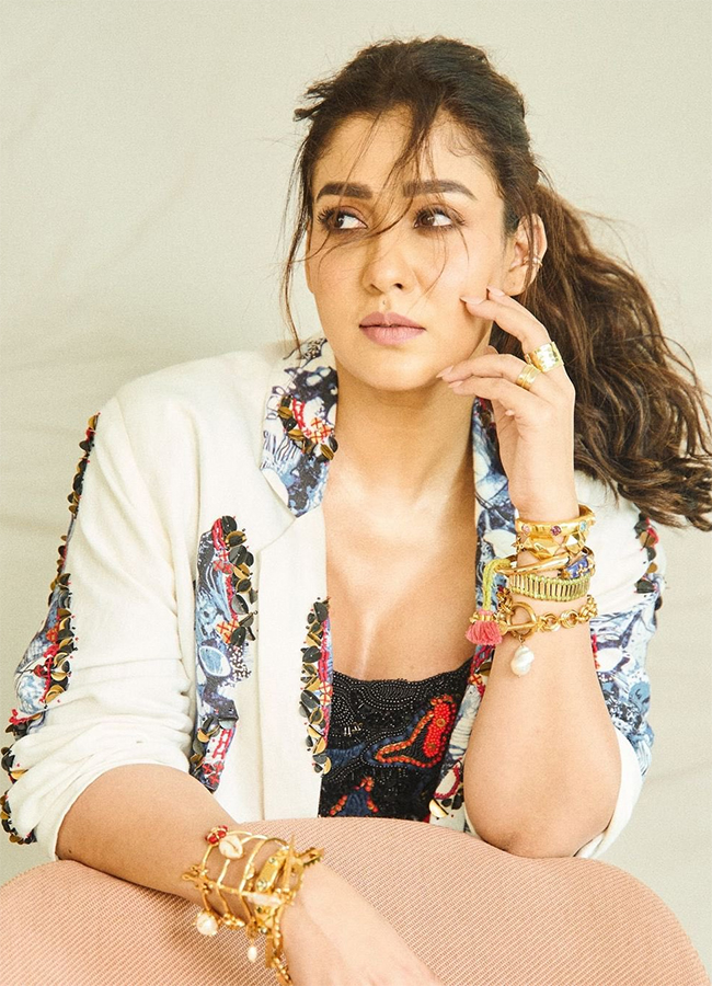 Tollywood_20Actress_20Nayanthara_20Birthday_20Special_20Photos_20HD__20_2821_29.jpg 21
