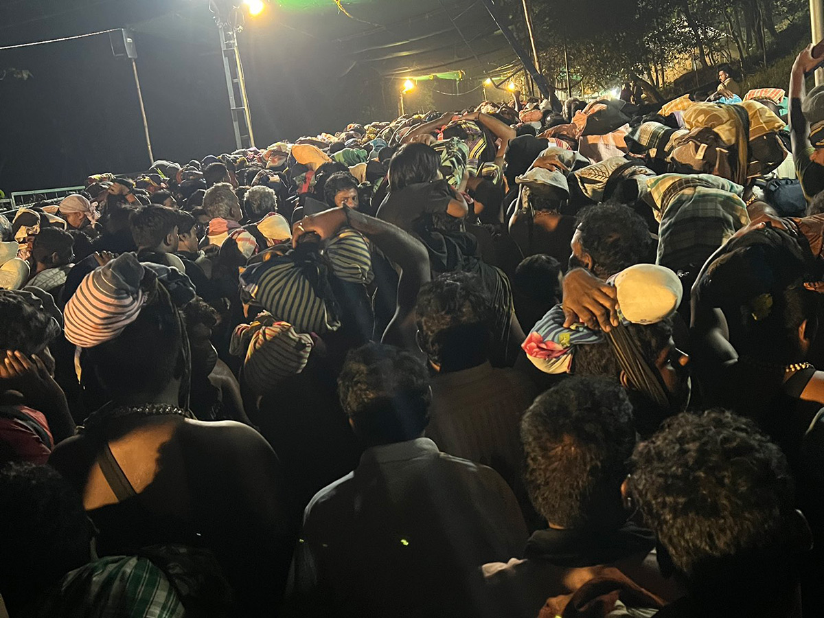 Rush_20of_20People_20to_20offer_20Prayers_20at_20the_20Sabarimala_20Temple__20_2811_29.jpg 11