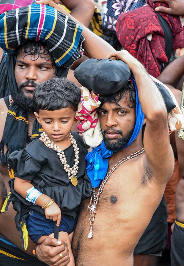 Rush_20of_20People_20to_20offer_20Prayers_20at_20the_20Sabarimala_20Temple__20_2813_29.jpg 13