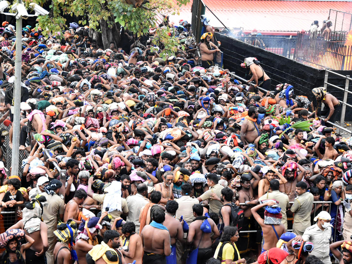 Rush_20of_20People_20to_20offer_20Prayers_20at_20the_20Sabarimala_20Temple__20_283_29.jpg 3