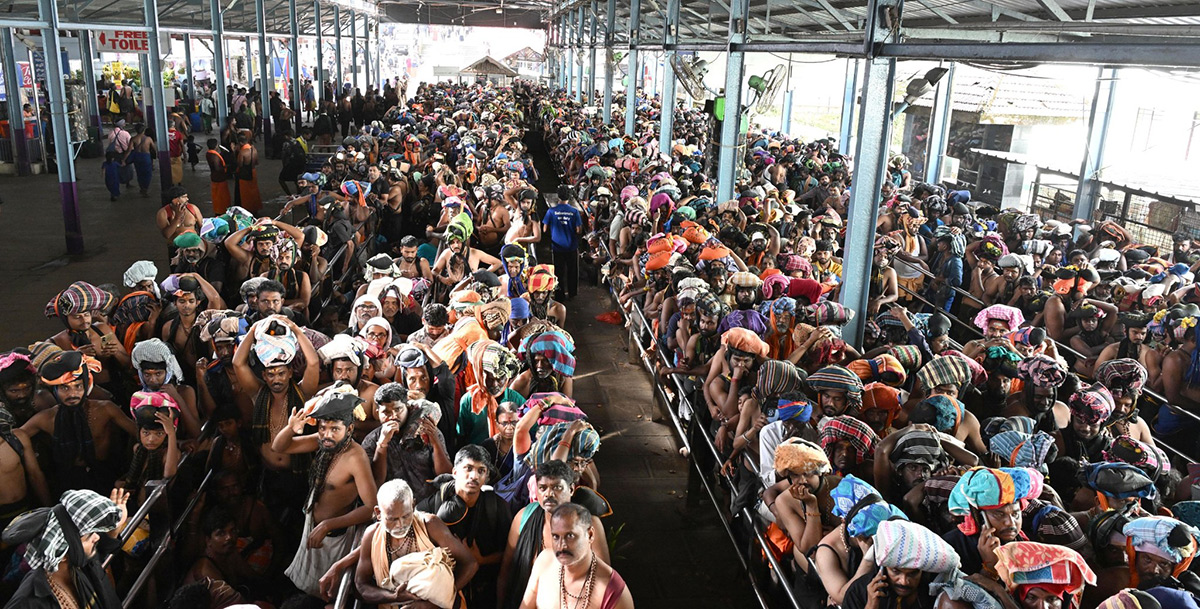 Rush_20of_20People_20to_20offer_20Prayers_20at_20the_20Sabarimala_20Temple__20_286_29.jpg 6