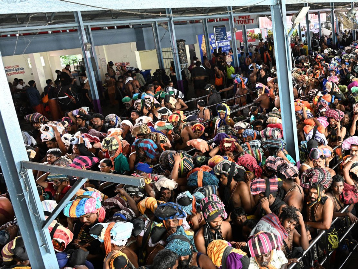 Rush_20of_20People_20to_20offer_20Prayers_20at_20the_20Sabarimala_20Temple__20_287_29.jpg 7