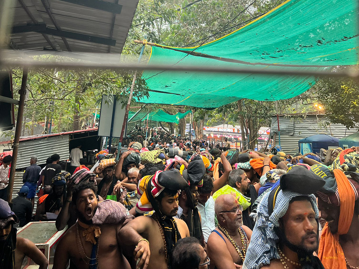 Rush_20of_20People_20to_20offer_20Prayers_20at_20the_20Sabarimala_20Temple__20_289_29.jpg 9