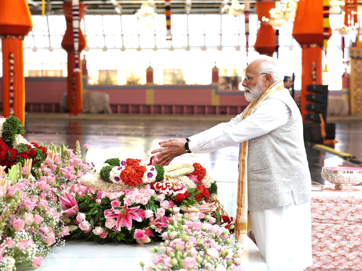 Mahasamadhi_20of_20Sri_20Sathya_20Sai_20Baba_20to_20pay_20obeisance_20in_20Puttaparthi__20_2814_29.jpg 14