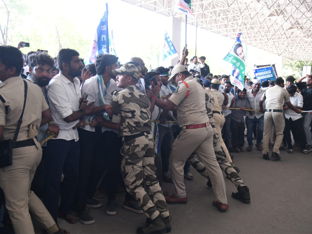 YS_20Jagan_20Received_20Grand_20Welcome_20At_20Begumpet_20Airport_20Photos__20_2818_29.jpg 18