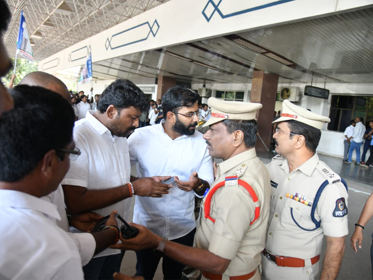 YS_20Jagan_20Received_20Grand_20Welcome_20At_20Begumpet_20Airport_20Photos__20_2824_29.jpg 24