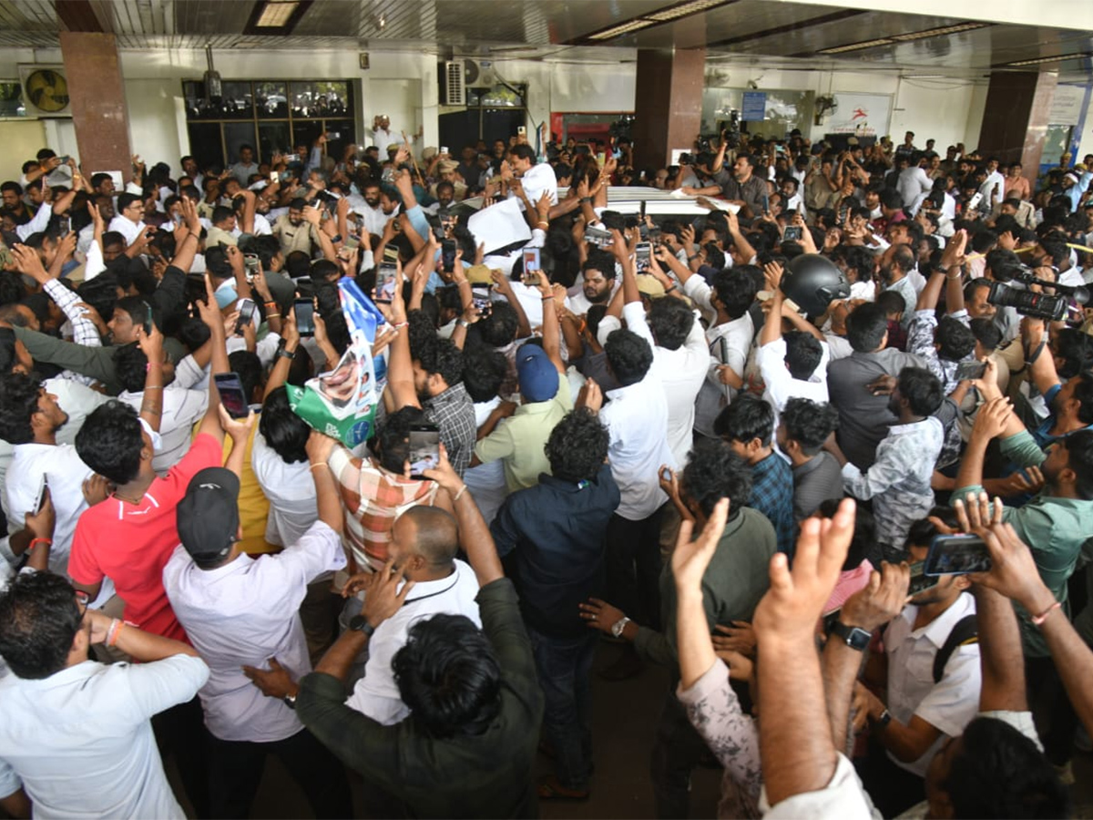 YS_20Jagan_20Received_20Grand_20Welcome_20At_20Begumpet_20Airport_20Photos__20_2833_29.jpg 33