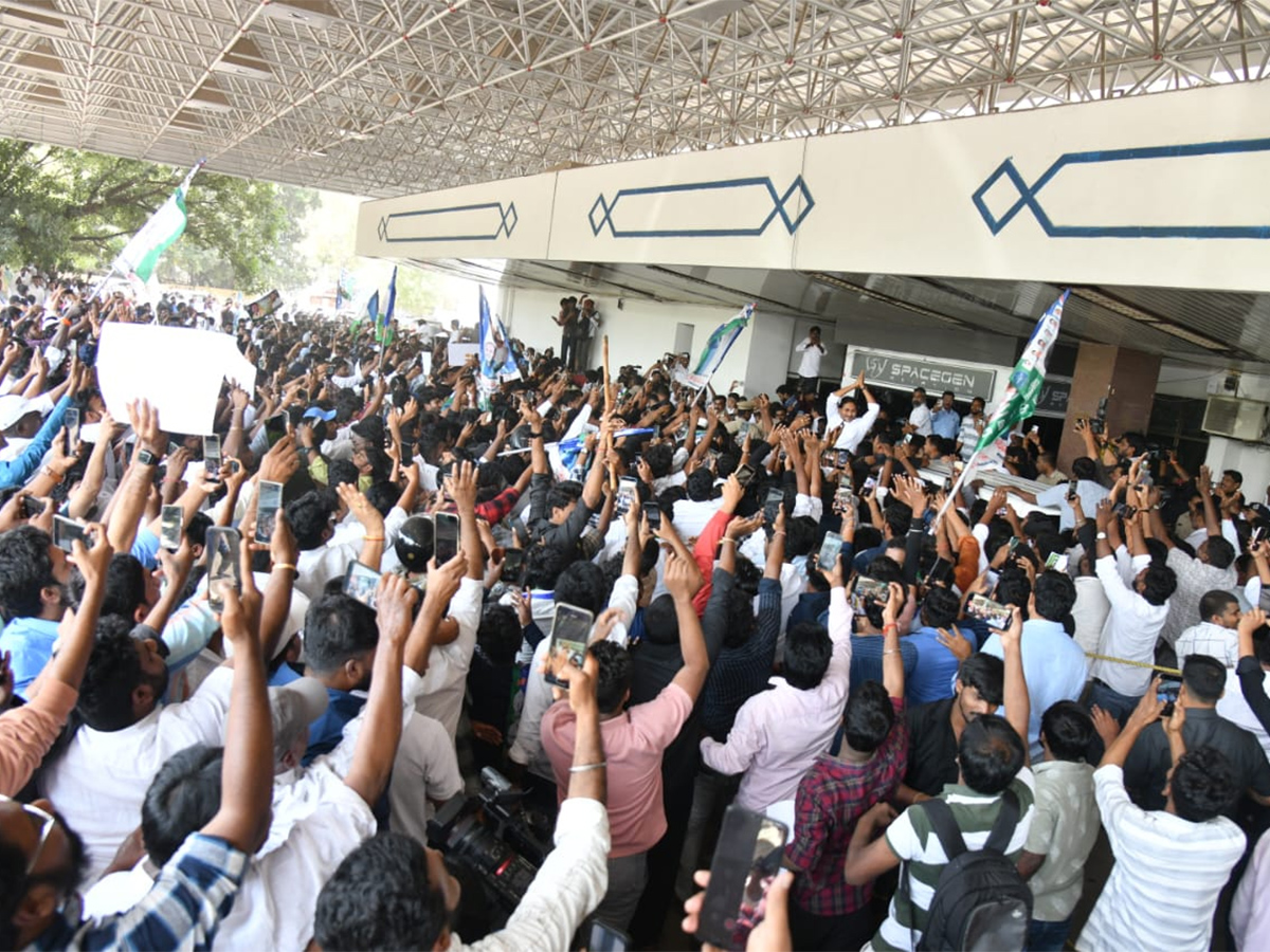 YS_20Jagan_20Received_20Grand_20Welcome_20At_20Begumpet_20Airport_20Photos__20_2834_29.jpg 34
