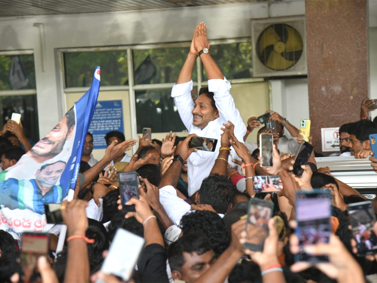 YS_20Jagan_20Received_20Grand_20Welcome_20At_20Begumpet_20Airport_20Photos__20_2835_29.jpg 35