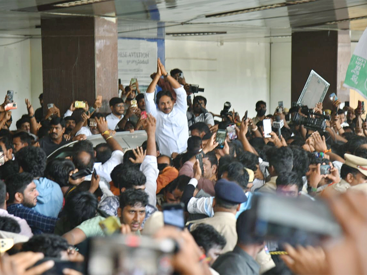 YS_20Jagan_20Received_20Grand_20Welcome_20At_20Begumpet_20Airport_20Photos__20_287_29.jpg 7