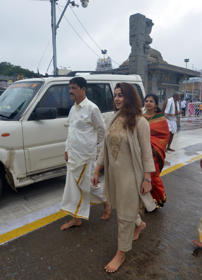 Nikki_20Galrani_20in_20tirumala1.jpg 2