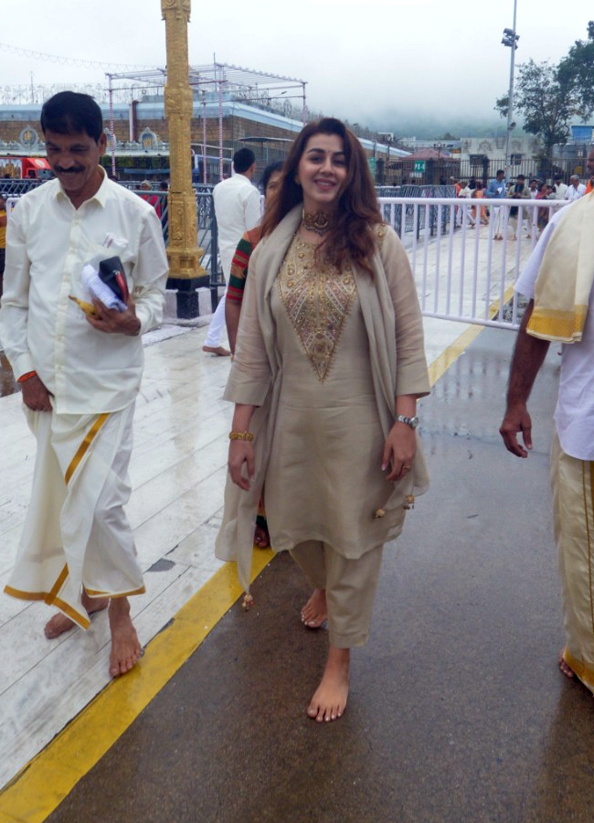 Nikki_20Galrani_20in_20tirumala10.jpg 11