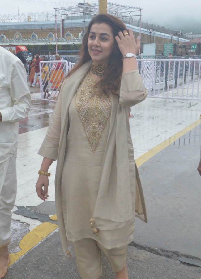 Nikki_20Galrani_20in_20tirumala11.jpg 12