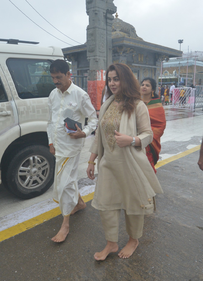 Nikki_20Galrani_20in_20tirumala12.jpg 13
