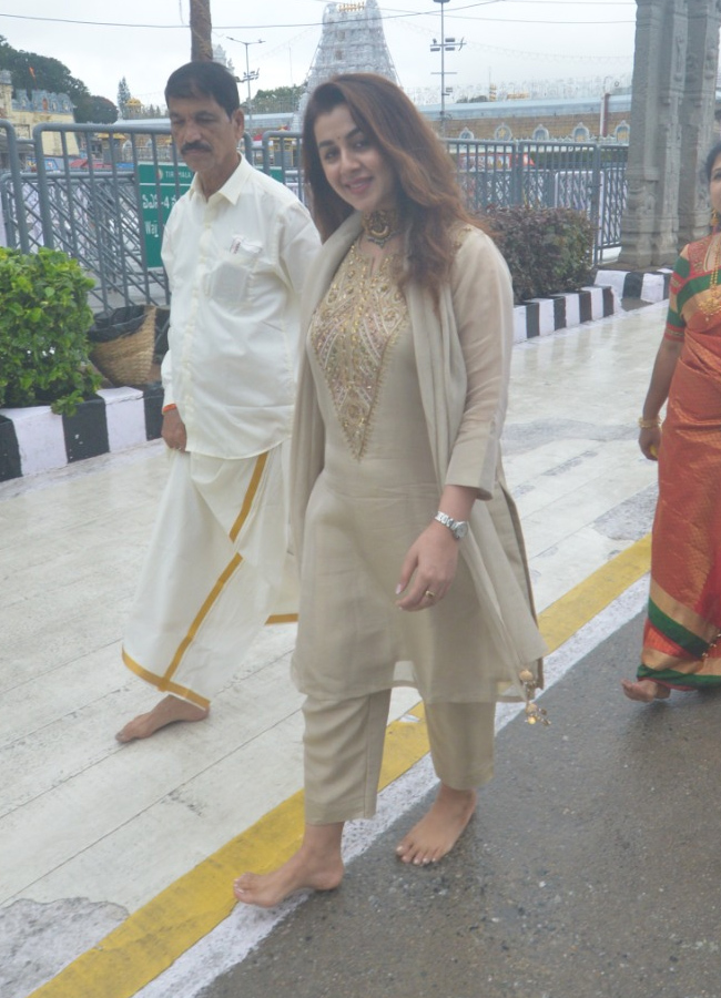 Nikki_20Galrani_20in_20tirumala2.jpg 3