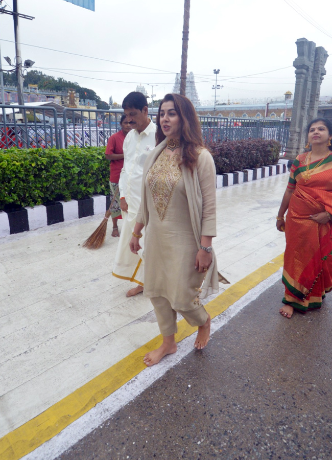Nikki_20Galrani_20in_20tirumala3.jpg 4