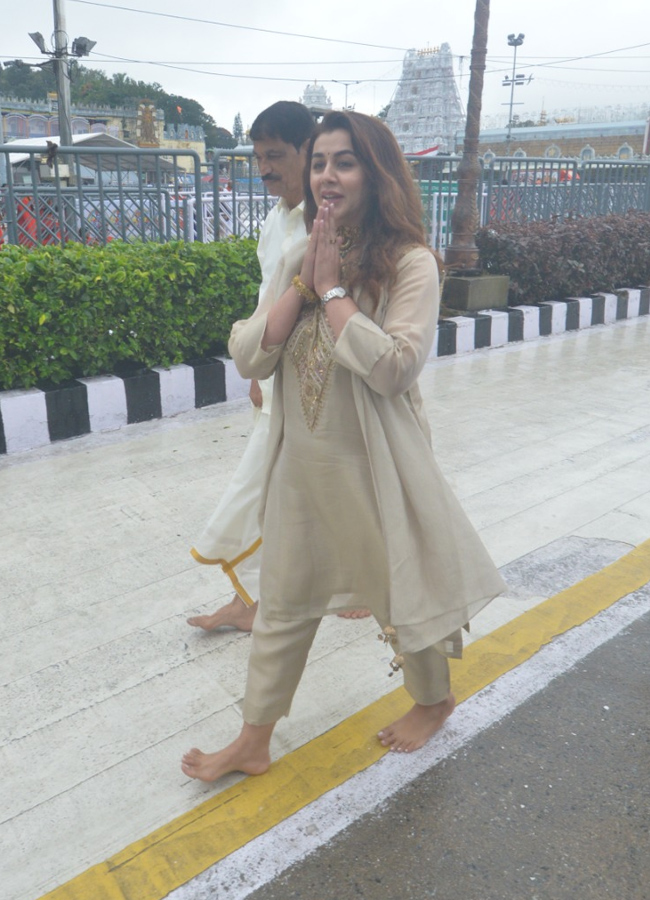 Nikki_20Galrani_20in_20tirumala4.jpg 5
