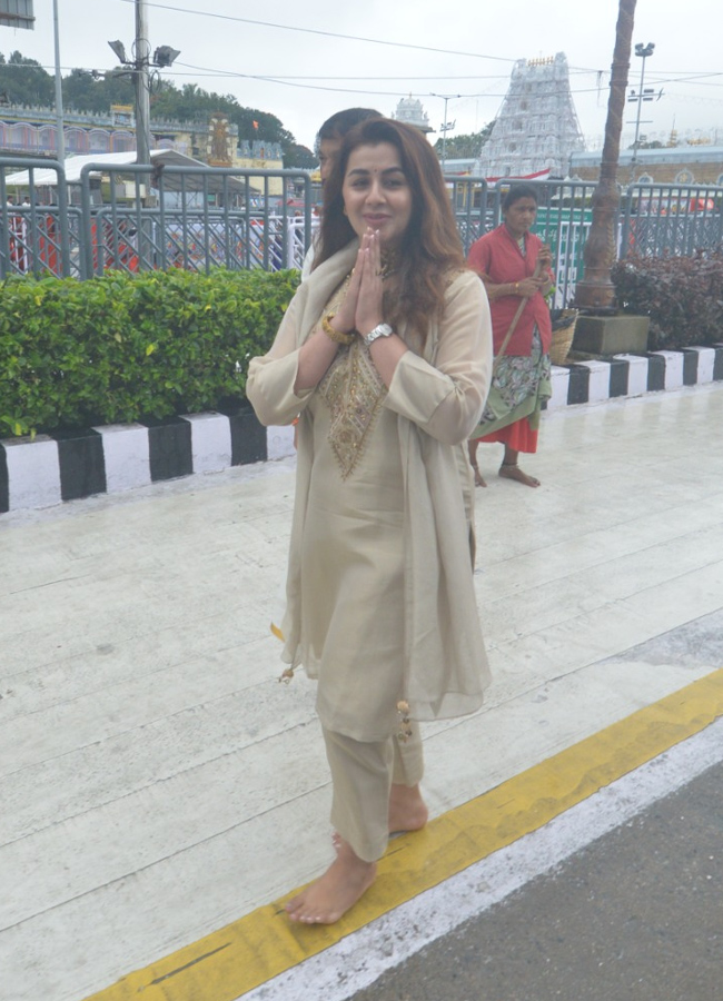 Nikki_20Galrani_20in_20tirumala5.jpg 6