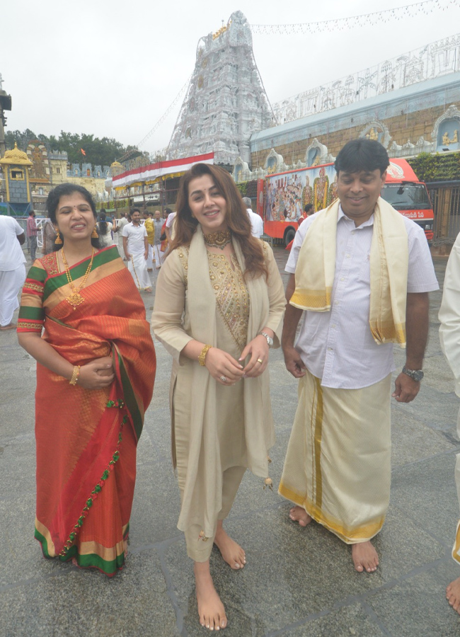Nikki_20Galrani_20in_20tirumala6.jpg 7