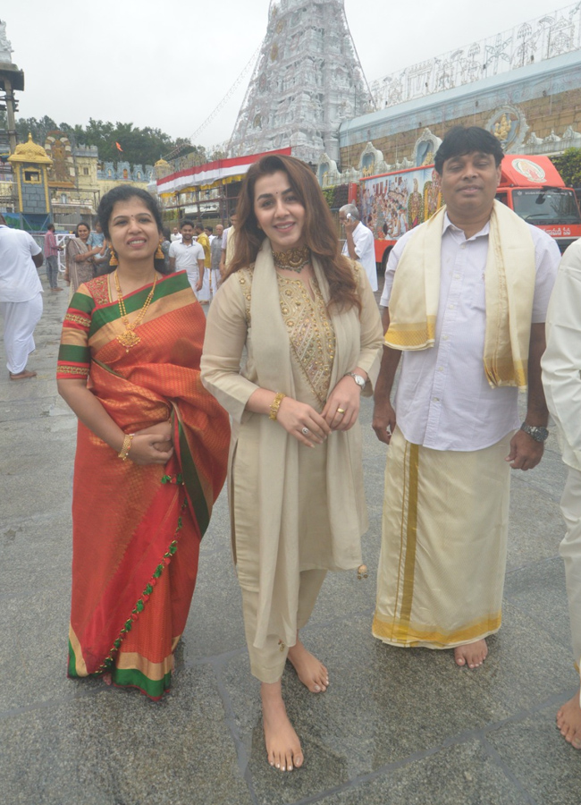 Nikki_20Galrani_20in_20tirumala7.jpg 8