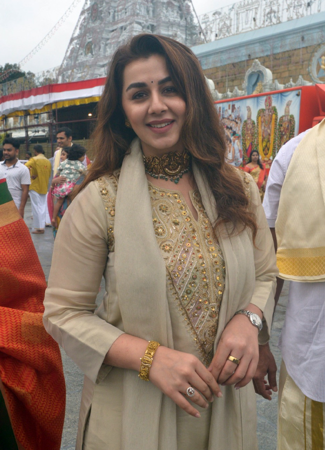 Nikki_20Galrani_20in_20tirumala8.jpg 9